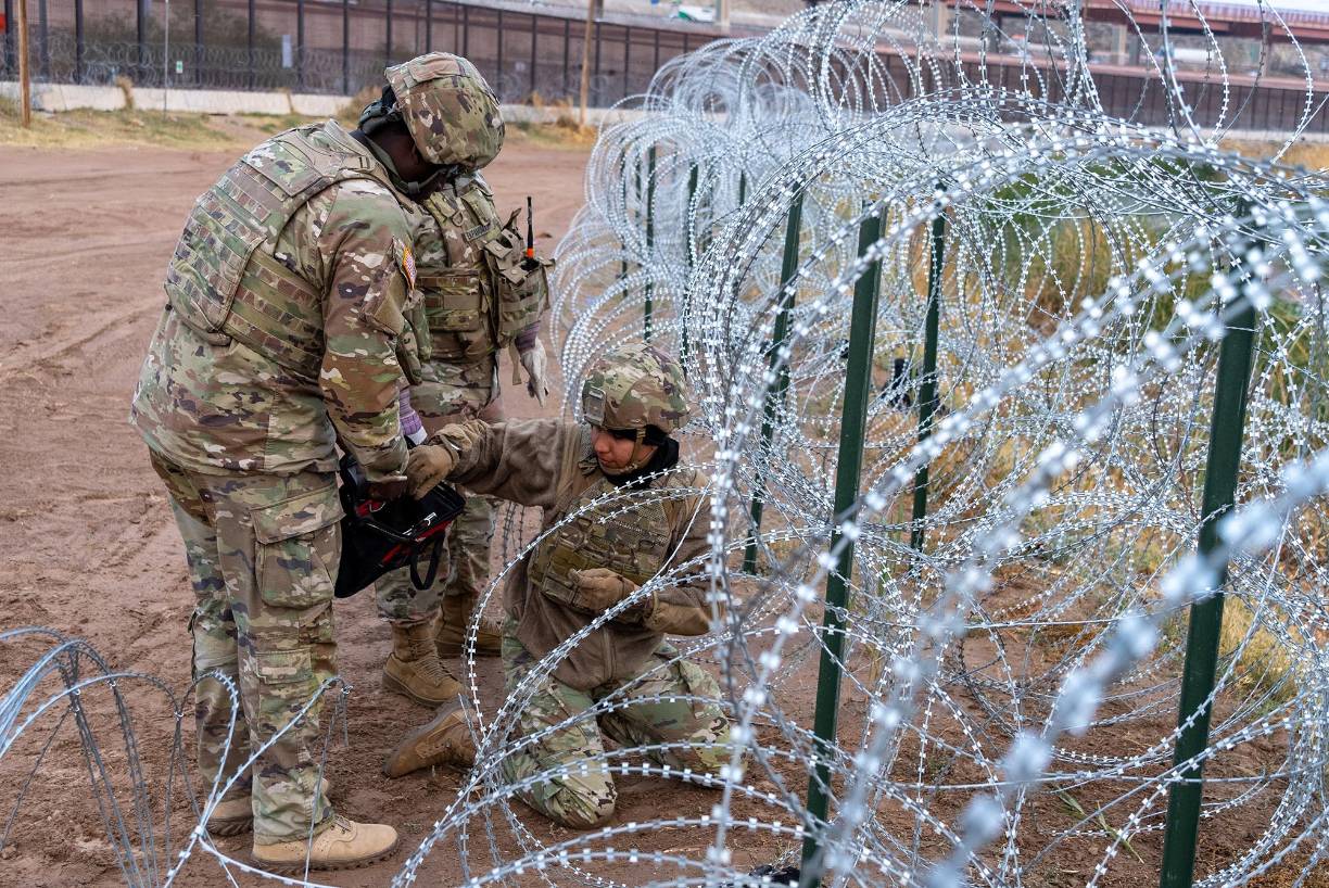 El secretario de Defensa en funciones, Robert Salesses, apuntó autorizó el envío de esas tropas y de helicópteros y su respectivo personal, así como de analistas de inteligencia que ayuden en las labores de detección y control.