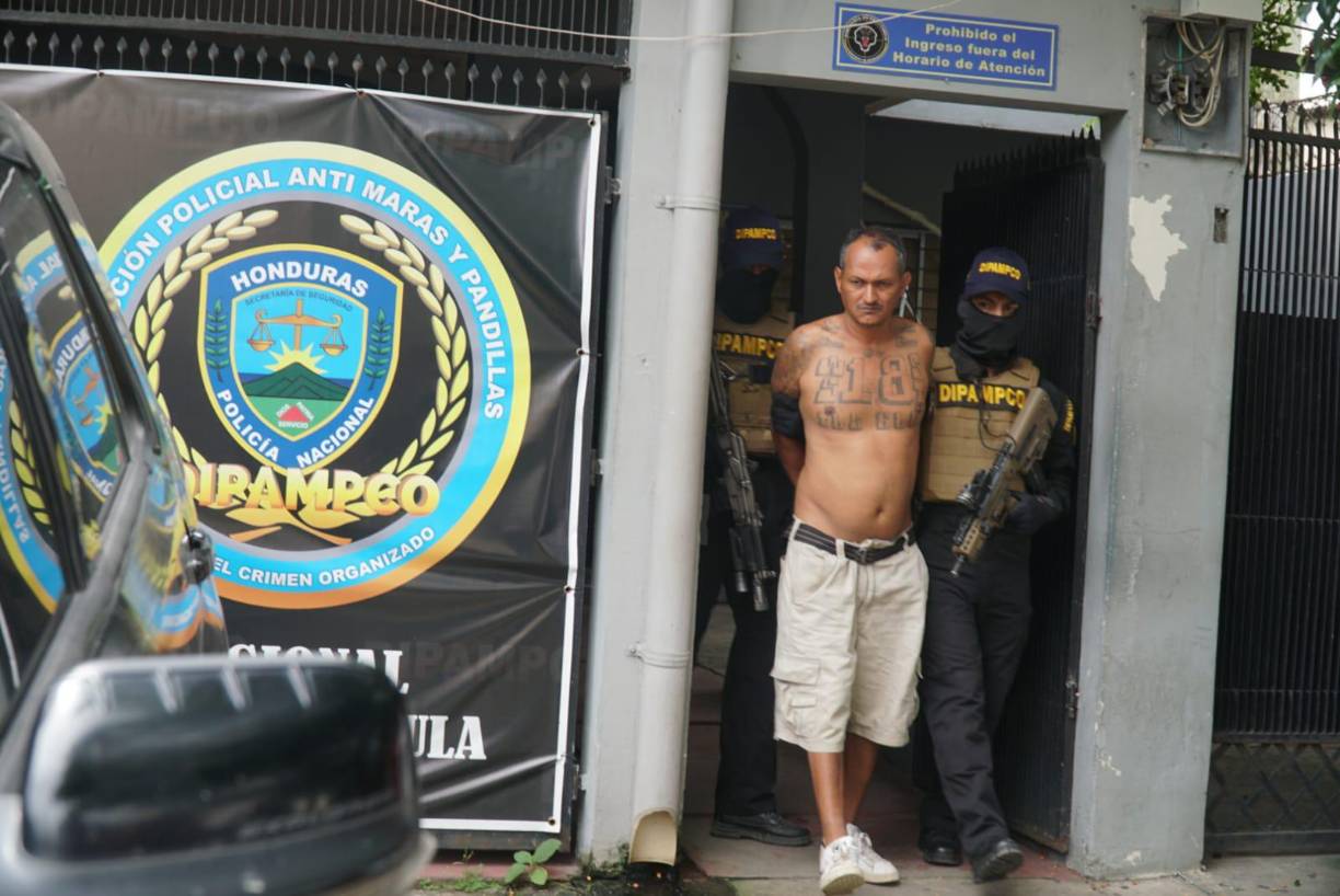 Al momento de ser requerido, los agentes antipandillas han decomisado un arma de fuego tipo fusil AR-15 con su respectivo cargador. 