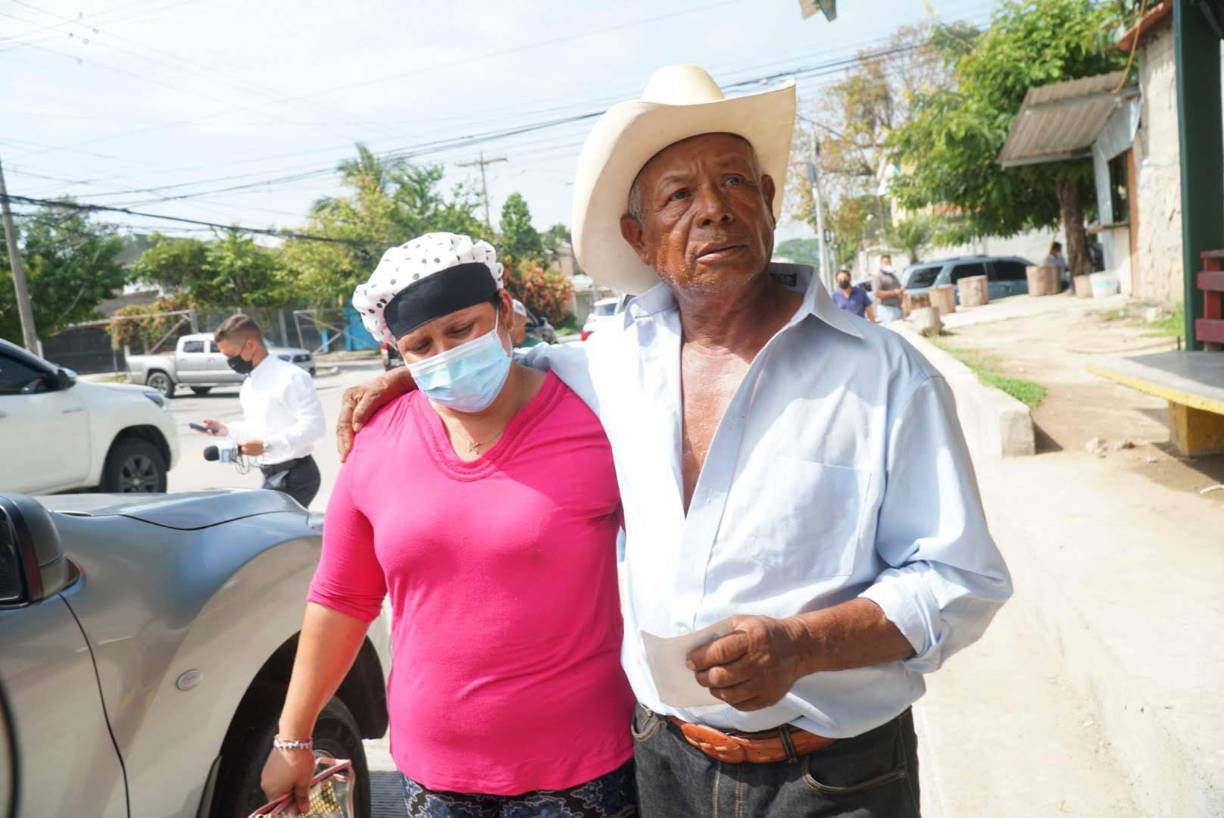 La familia de Wilson Pérez lamenta la forma en que lo mataron, pues aseguran que él se iba a entregar por la agresión a la inspectora en el estadio Olímpico de San Pedro Sula. El dictamen de Medicina Forense establece que Wilson murió de un balazo en la espalda.