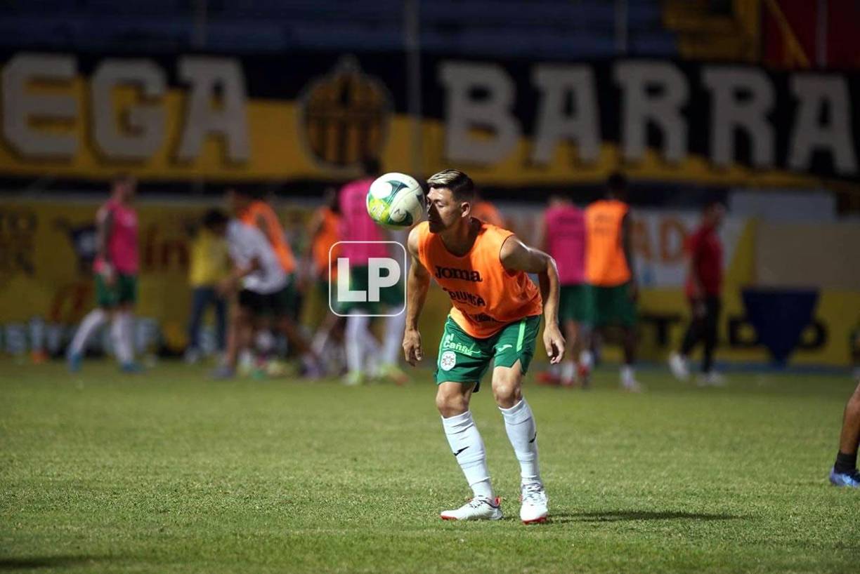 ‘Paquito‘ Martínez estuvo dominando el balón durante el calentamiento previo al inicio del partido.