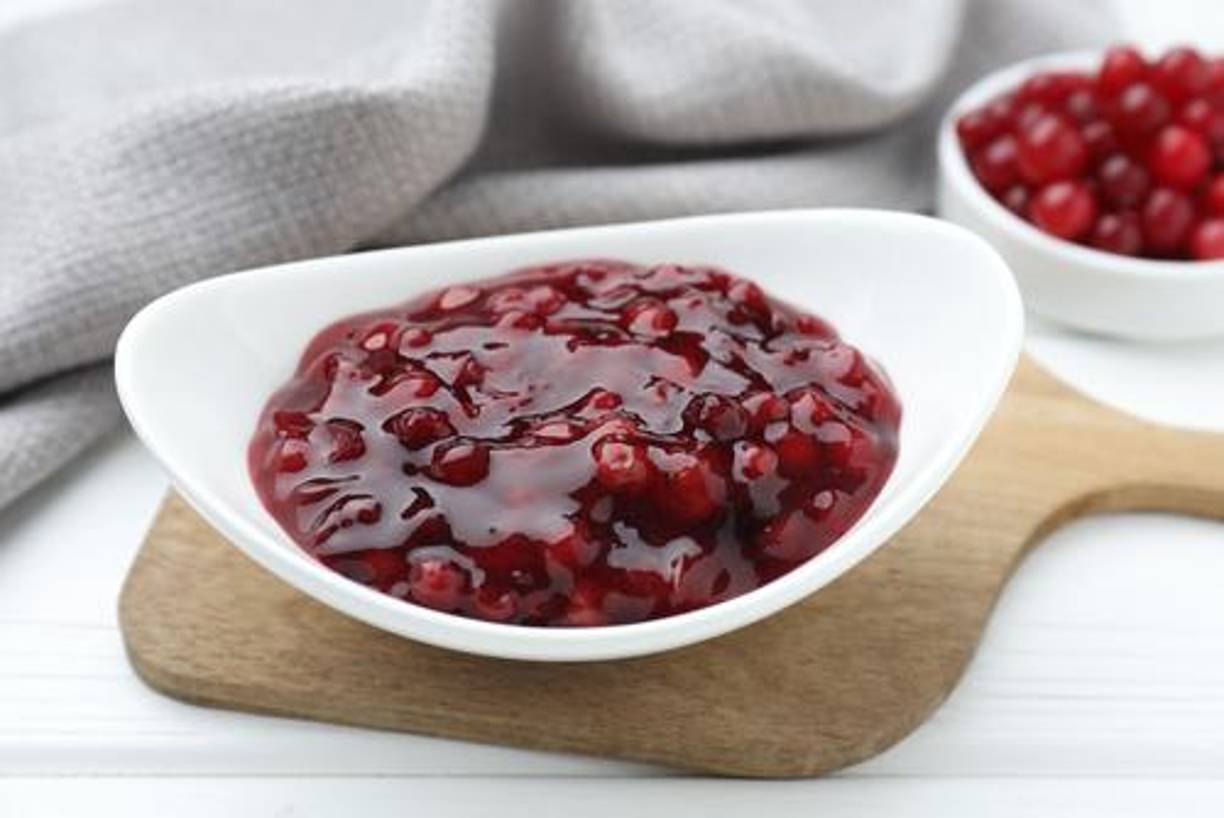 La salsa de arándanos, o cranberry sauce, es un aderezo dulce y ácido que complementa perfectamente el sabor del pavo. Se hace con arándanos frescos, azúcar y a veces un toque de naranja o canela. Esta salsa añade un contraste refrescante a la comida.