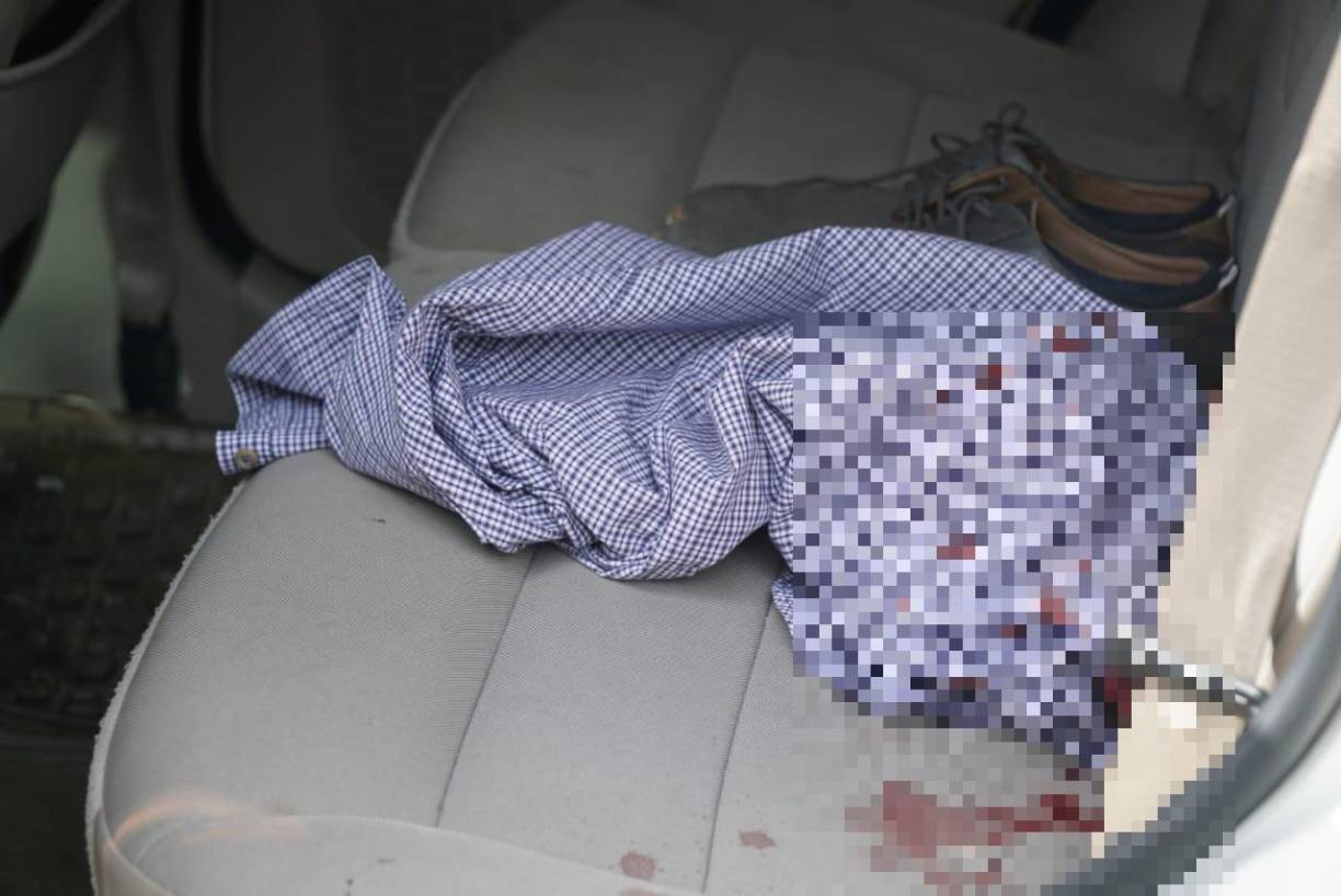 Al interior del vehículo en el que se movilizaba Alejandro Mármol quedó una camisa ensangrentada tras los disparos que recibió. 