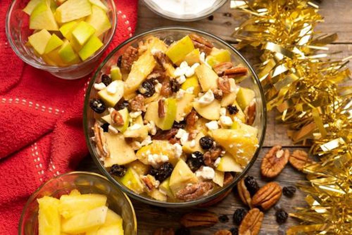 1. Ensalada de manzana y nueces: Esta ensalada fresca y crujiente es perfecta para equilibrar los sabores más pesados de la cena. Mezcla de manzanas cortadas en cubos, nueces, apio y una vinagreta de miel y mostaza.