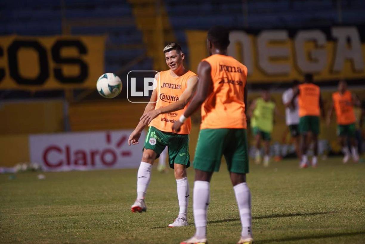 ‘Paquito‘ Martínez estuvo dominando el balón durante el calentamiento previo al inicio del partido.
