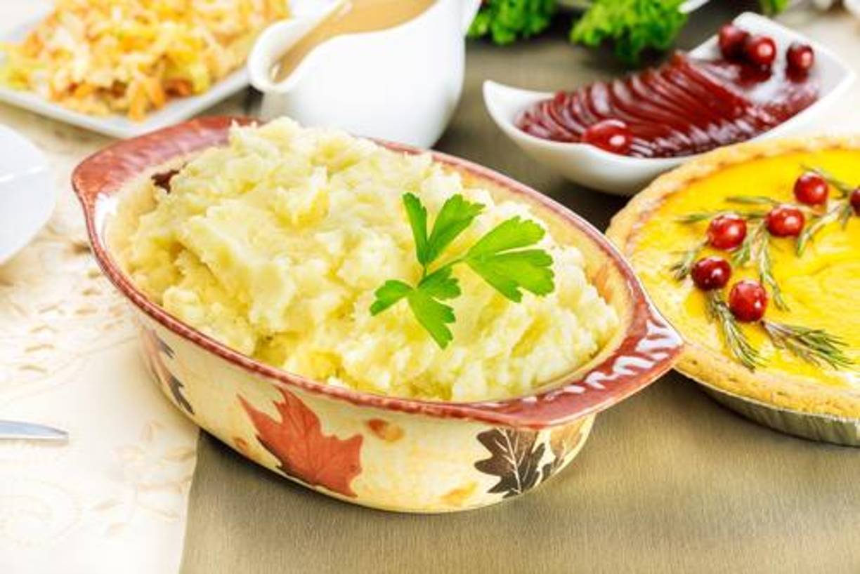 2. Puré de Papas Cremoso: El puré de papas es un clásico que nunca falla. Para darle un toque especial, agregue crema espesa y mantequilla, y sazona con sal y pimienta. Puedes incorporar ajo asado para un sabor más profundo.