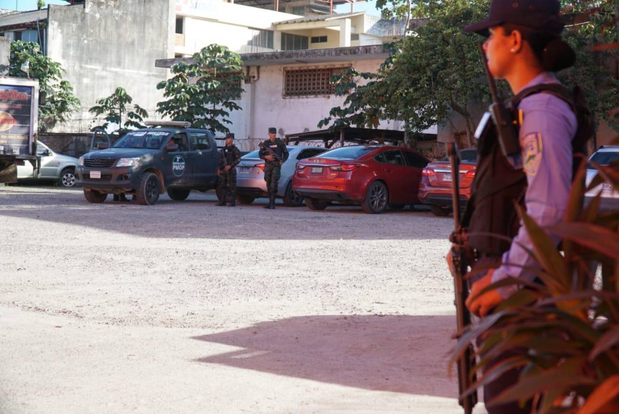 Este último huyó en un vehículo que lo esperaba con otros hombres en el exterior del recinto. Posterior a ello, se trasladó de emergencia hacia un hospital privado de la ciudad.