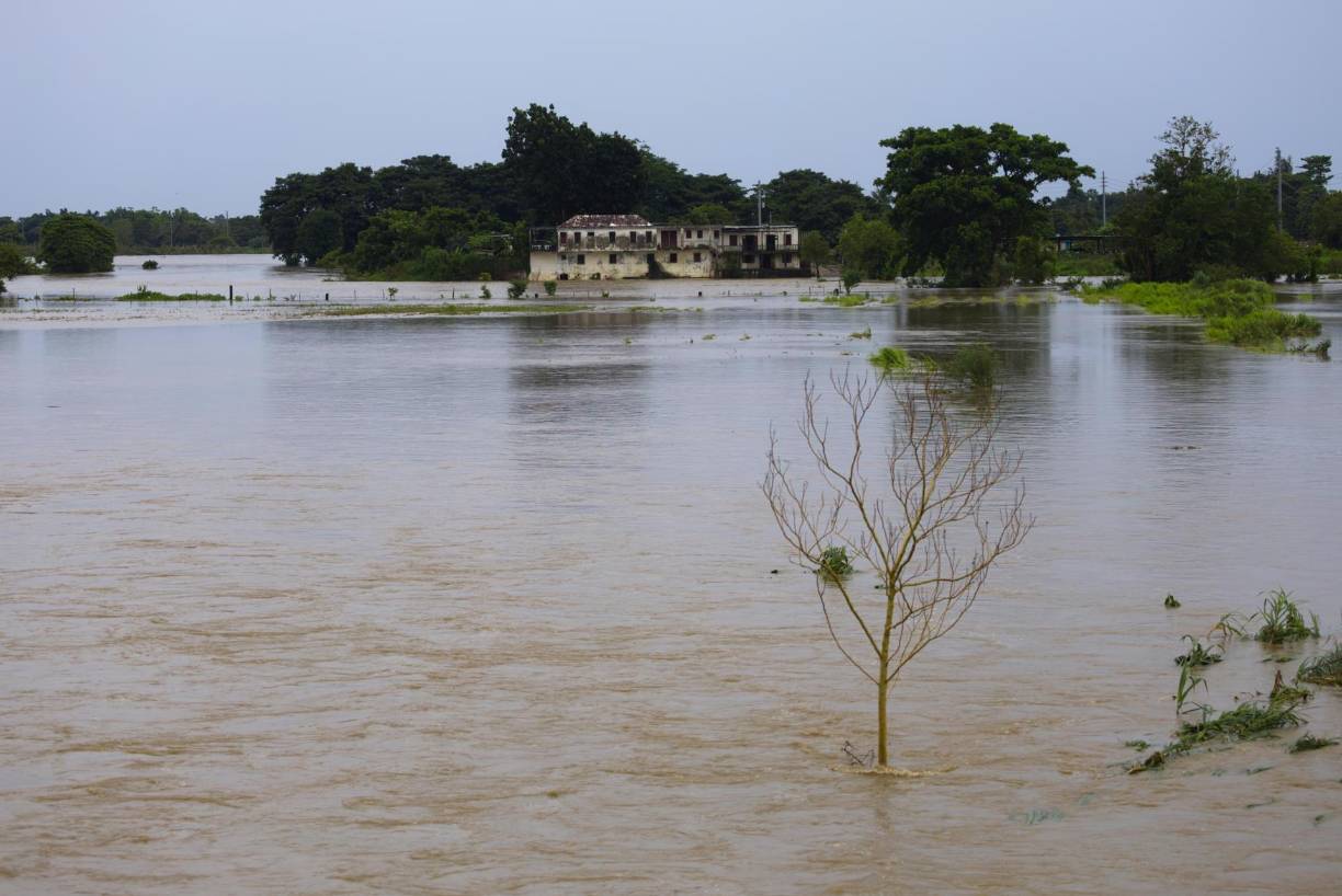 Una de la zonas más afectadas fue la norteña Toa Baja, en la desembocadura del río La Plata, donde las autoridades tuvieron que desalojar a varias familias debido a que el agua llegó a las viviendas de barrios como San José. 