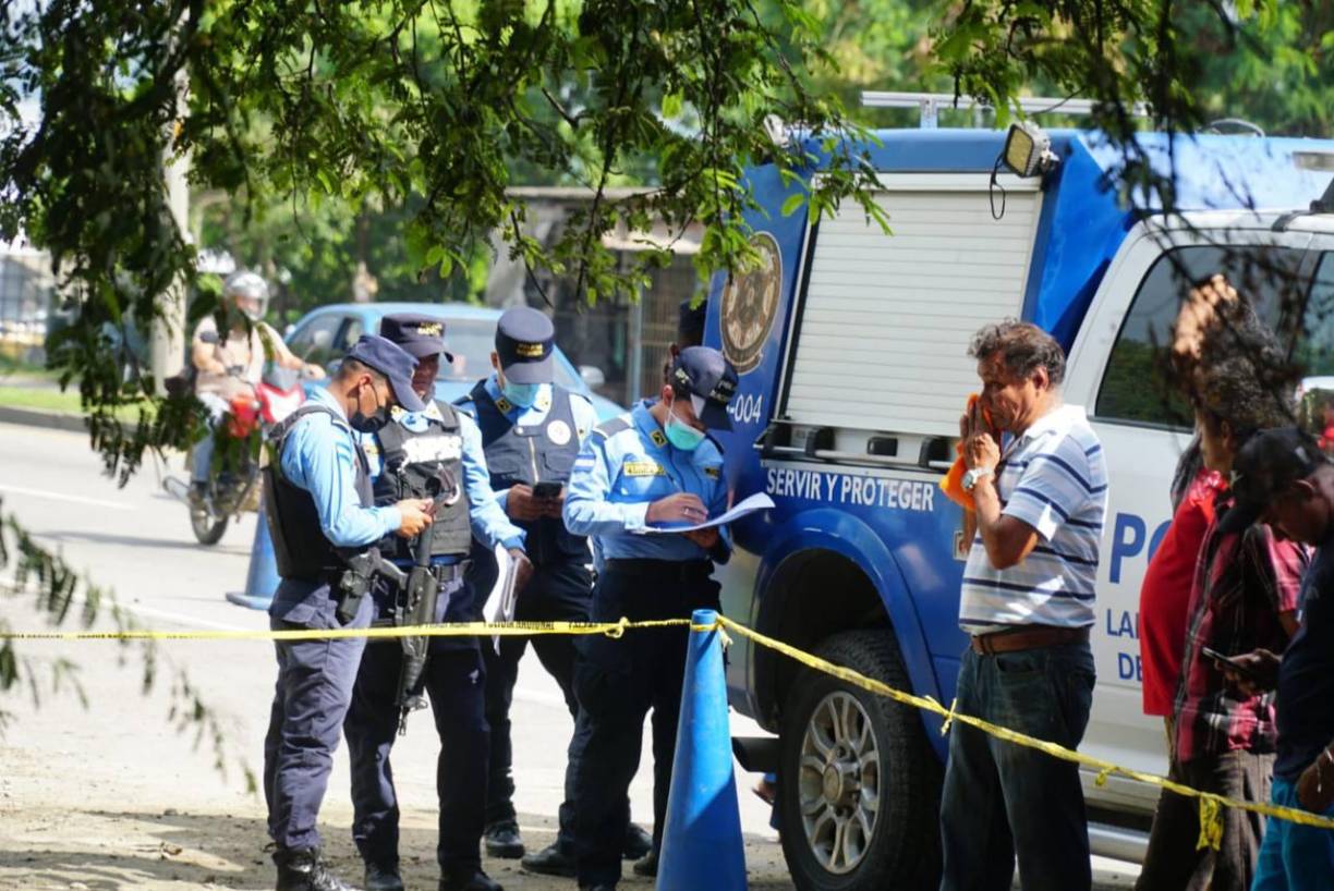 La Policía Nacional, luego de recibir reportes de vecinos, llegó hasta la escena, donde se presume dieron muerte a Erick. 