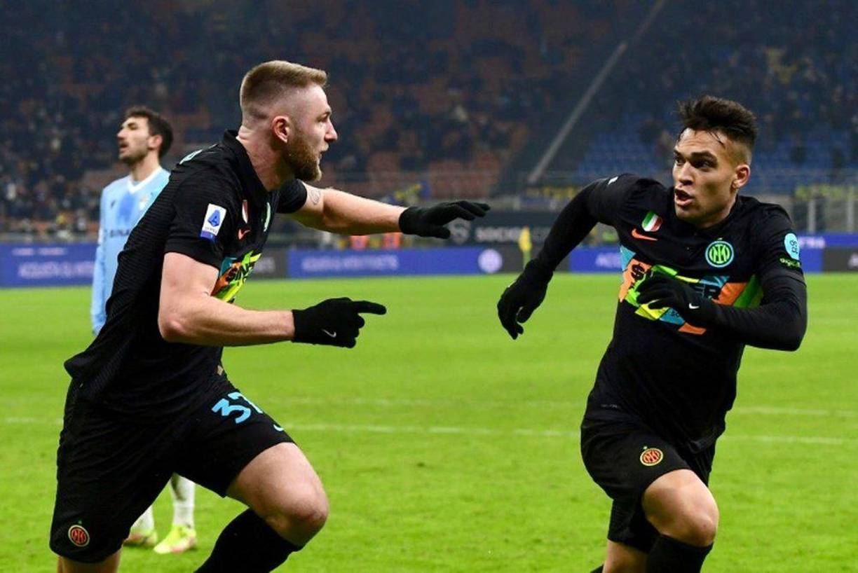 La Gazzetta dello Sport asegura que el PSG ya tendría a punto el fichaje de Milan Skriniar (izquierda). El central del Inter, de 27 años, está al caer y la operación se cerrará por un precio de 60 millones de euros más cinco en variables.