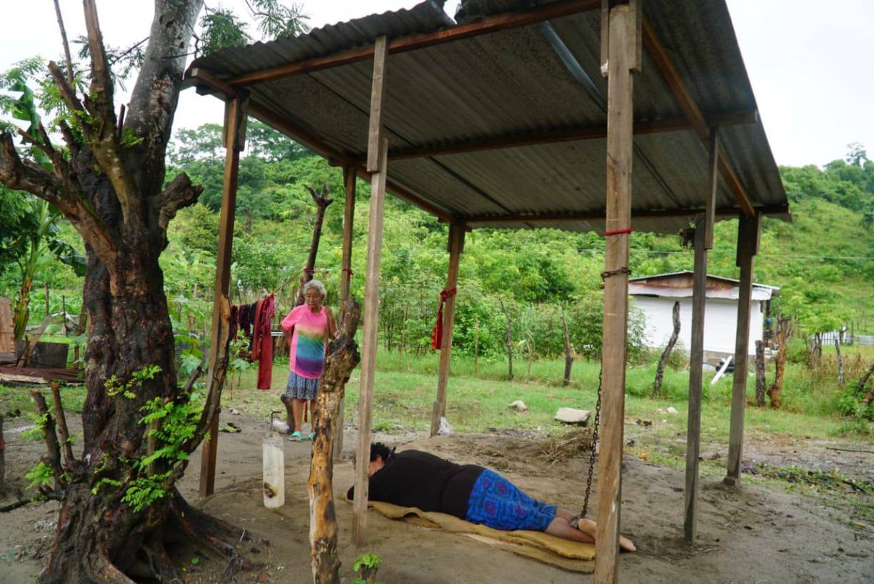 “Cuando tenía siete meses de embarazo dejó de comer, no bebía nada, no hablaba, eso provocó que su hija muriera en su vientre. Hace un año la encadenamos porque se metía a las casas de los vecinos, me rompía todas las cosas y me golpeaba”, relató la madre.