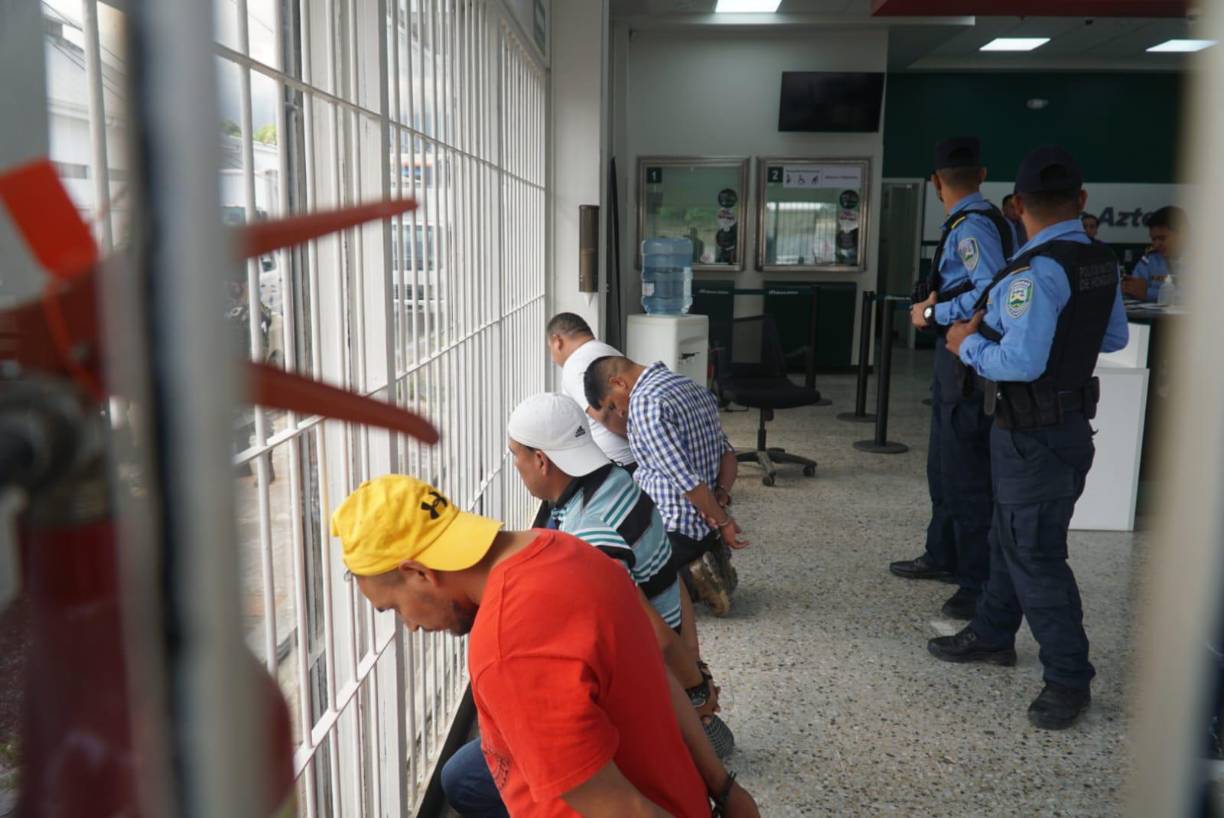 A los sujetos les decomisaron tres armas de fuego y dinero en efectivo, aunque no se ha revelado la cantidad.