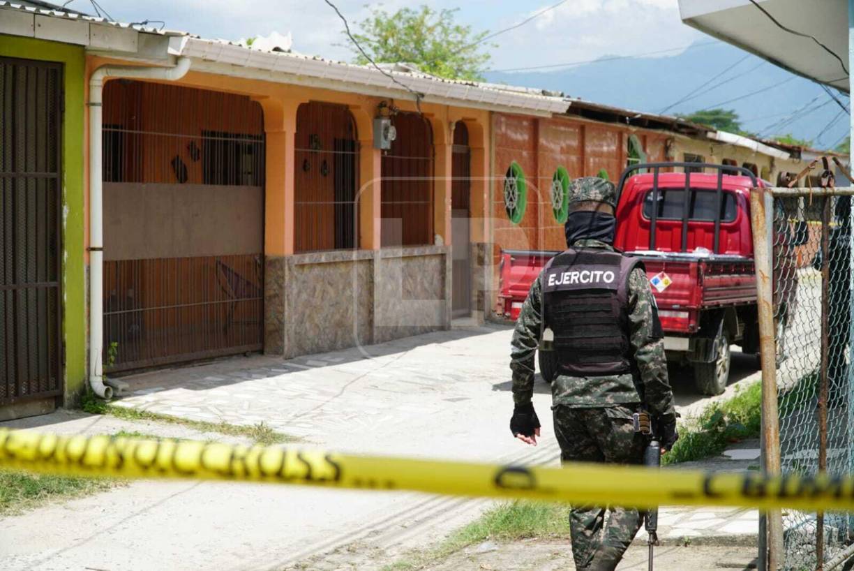 El cuerpo quedo tendido en el interior de la vivienda, mientras que el carro repartidor en el cual laboraba quedó estacionado frente a la casa del ahora occiso. 