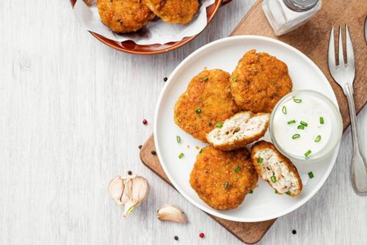 Croquetas de cerdo: Tritura la carne de cerdo y mézclala con puré de papas. Forma pequeñas croquetas, pásalas por huevo y pan rallado, y fríelas hasta que estén doradas. Acompáñalas con una salsa de tu preferencia.
