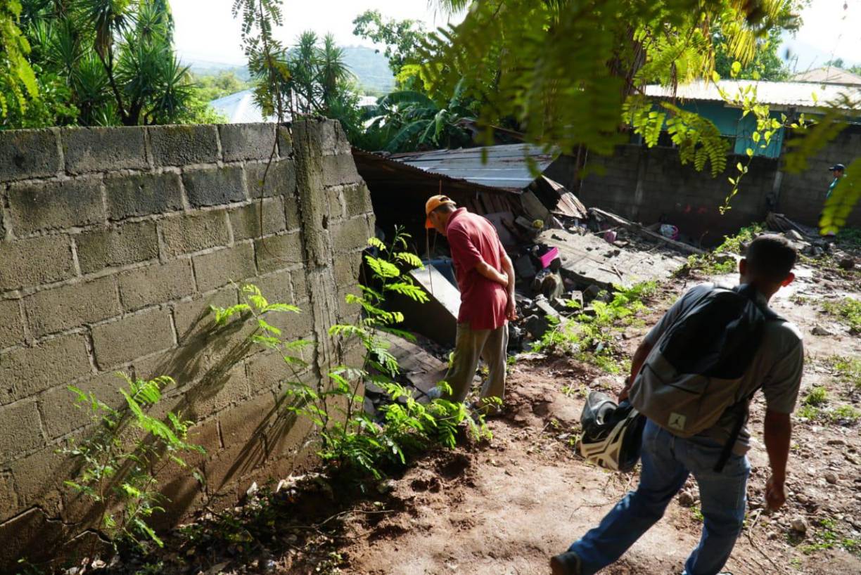 Sin embargo, debido a las heridas producto de los escombros pesados, los niños fallecieron cuando eran trasladados hacia un centro asistencial.