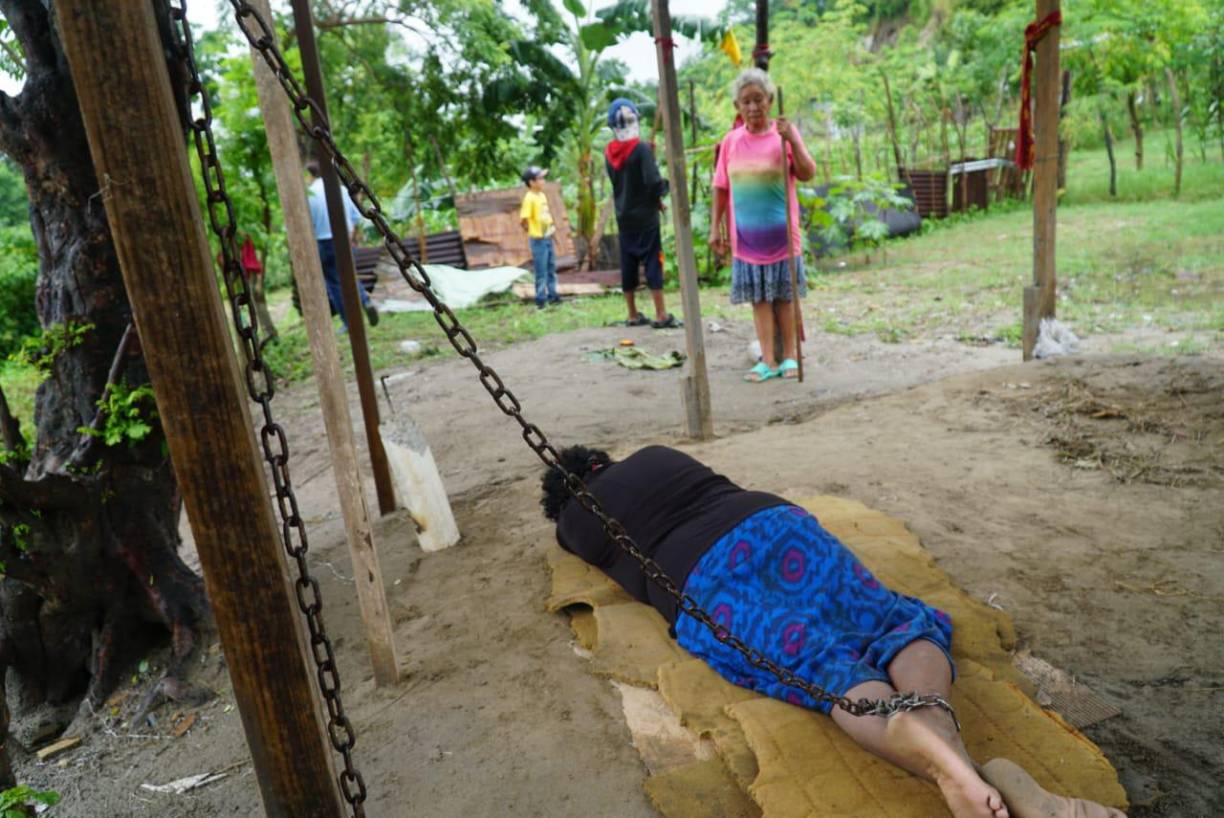En la noche doña María Elena, quien tiene 80 años, se queda en la galera para estar pendiente de su hija donde hace fogatas con zacate para tener un poco de calor y ahuyentar los zancudos. “En la noche allí estoy con ella porque es mi hija y no puedo dejarla sola. Me duele en el alma verla así. Es un sufrimiento para ella y para mi mirarla así”, expresó la anciana al tiempo que las lagrimas le bañaban su rostro parada frente a la galera donde pasa Petronila sentada y acostada en el suelo.