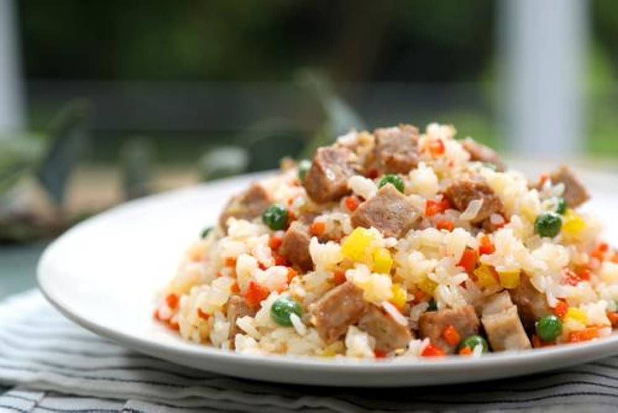 Arroz Frito con Cerdo: Saltea arroz cocido con trozos de cerdo, zanahorias, guisantes y huevo. Añade salsa de soya y un poco de aceite de sésamo para darle un toque asiático.