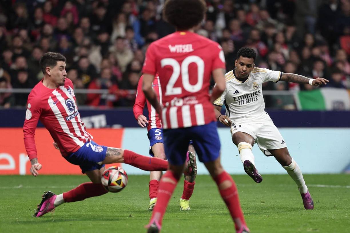 Rodrygo casi marca con este disparo que se desvió en José María Jiménez y se estrelló en el horizontal.