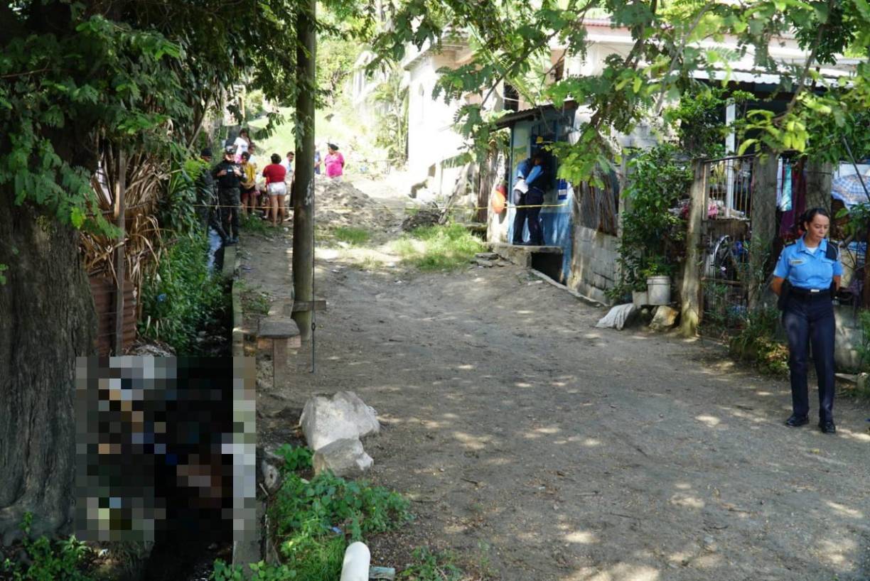 Posteriormente, un equipo de Medicina Forense se apersonó para realizar el levantamiento correspondiente del cuerpo y trasladarlo hasta la Morgue de San Pedro Sula. 