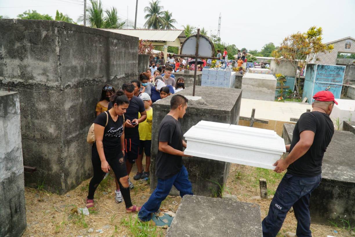 Llanto y tristeza en sepelio de niña asesinada en Choloma, Cortés. 