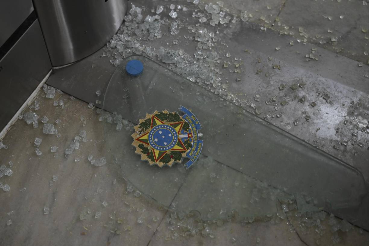 Fuentes de la Presidencia, sin embargo, indicaron a EFE que la sala del gobernante no fue invadida por los simpatizantes del expresidente Jair Bolsonaro, que no aceptan la derrota en las urnas del pasado 30 de octubre y piden un golpe de Estado de los militares.