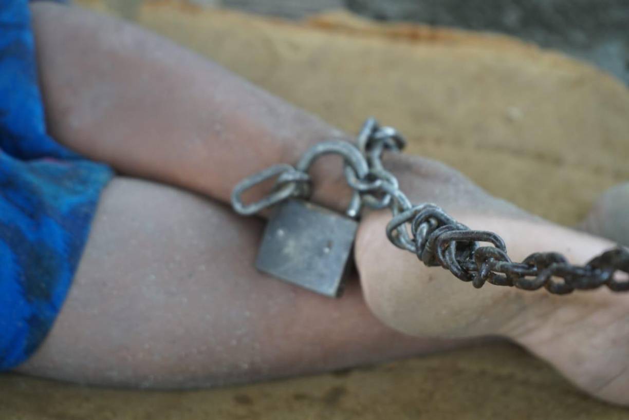 Los parientes claman por ayuda para poder trasladar a Petronila a un centro psiquiátrico, pues ellos no cuentan con los recursos para hacerlo y lamentan la situación de la mujer.