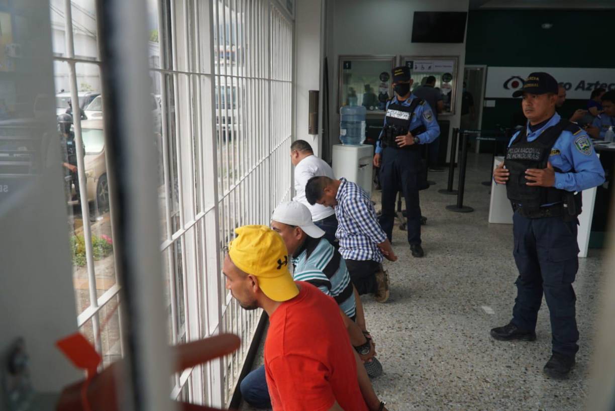 La Policía aún no determina si el dinero era de los clientes que estaban en el banco o si fue sustraído de la agencia.