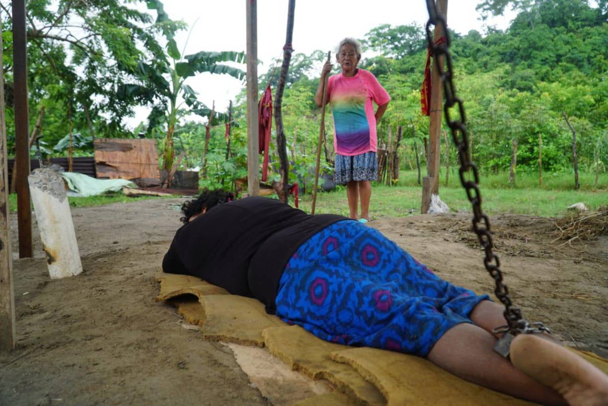 “Lo primero es que ella (la mamá) acuda, por ejemplo, al Catarino y que de ahí la refieran al Mario Mendoza o Santa Rosita, porque el caso de la muchacha ya necesita ayuda más profesional, es algo de internamiento”, señaló Cálix.La Fiscalía Especial de Protección a la Mujer y de Derechos Humanos no actuará por oficio en el caso.