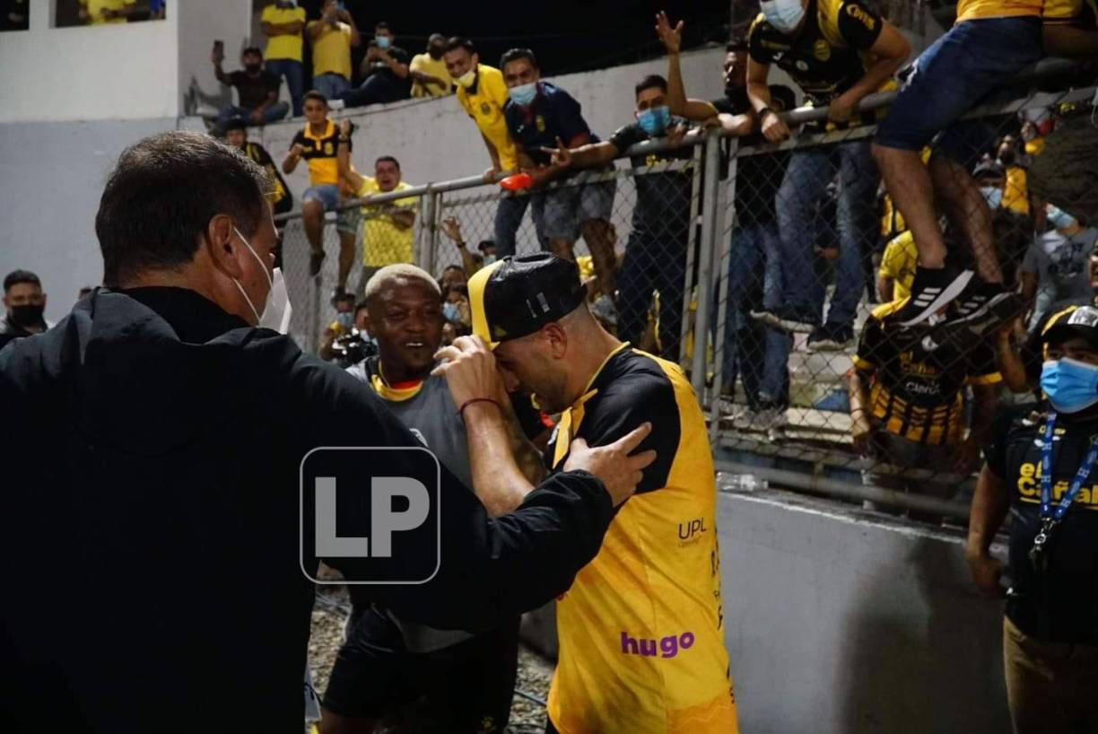 En los festejos, Rocca le arrebató una gorra a un aficionado aurinegro. Todo fue una fiesta tras el pitazo final.