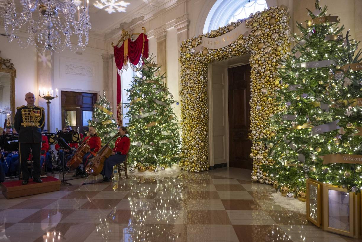 La primera dama de Estados Unidos, Jill Biden, desveló este lunes las decoraciones navideñas de la Casa Blanca para el 2022, anunciando que eligió el tema “Nosotros, el pueblo” para las festividades de fin de año.