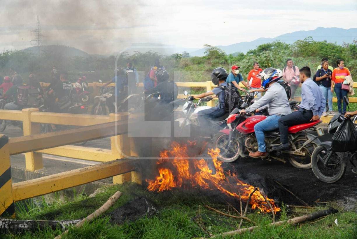 Pese a que la liberación del tránsito vehicular en la zona, ocurrió de forma pacífica, los pobladores manifestaron que darán 72 horas a las autoridades, de lo contrario, continuarán con las acciones de protesta hasta lograr soluciones. Fotografía: La Prensa / José Cantarero. 