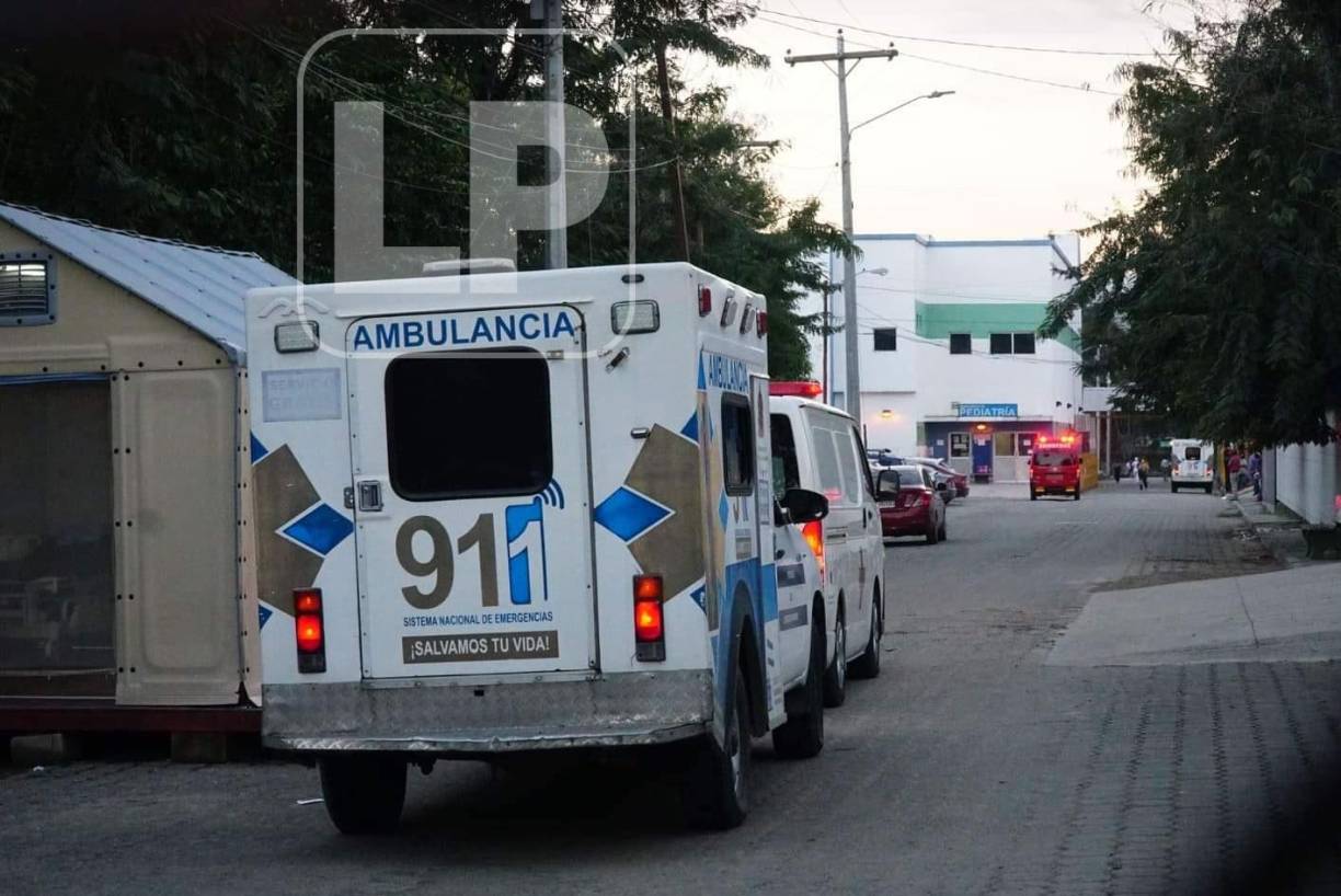 Las ambulancias llegando al Hospital Mario Catarino Rivas con los aficionados heridos.