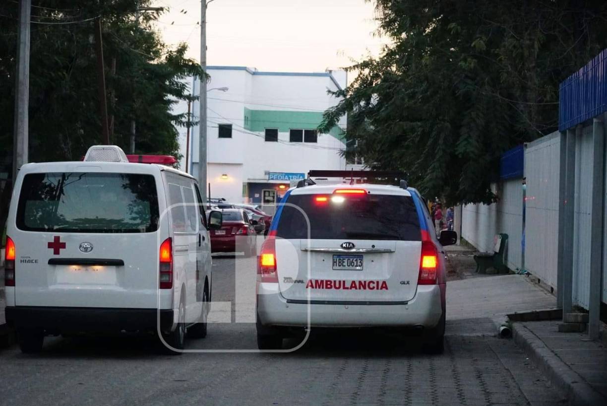 Las ambulancias llegando al Hospital Mario Catarino Rivas con los aficionados heridos.