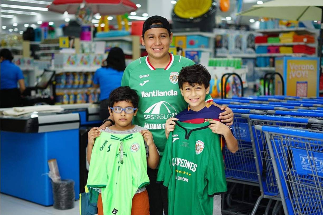 Pequeños y grandes se hicieron presente en la firma de autógrafos del Marathón.