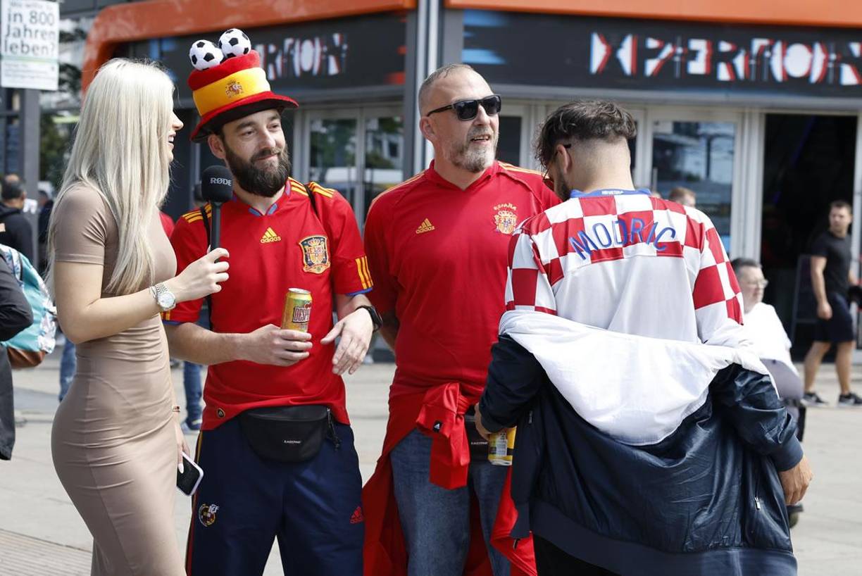 Aficionados de España y Croacia, siendo entrevistados por una bella periodista en Berlín antes del partido debut de la selección española contra la croata.