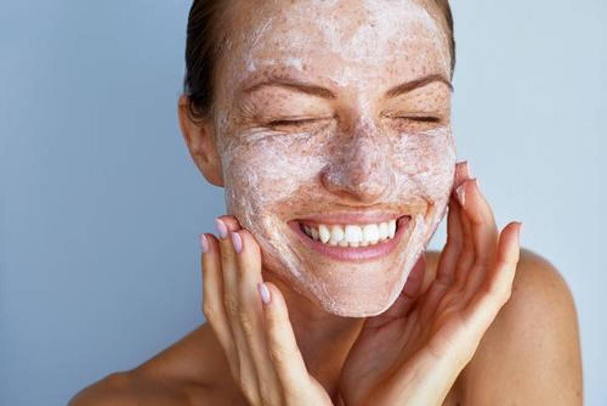 2. ExfoliaciónLa exfoliación se realiza una o dos veces por semana para eliminar las células muertas y destapar los poros. Los exfoliantes pueden ser físicos (con gránulos) o químicos (con ácidos como AHA o BHA), y ayudan a mejorar la textura de la piel y a prevenir imperfecciones.