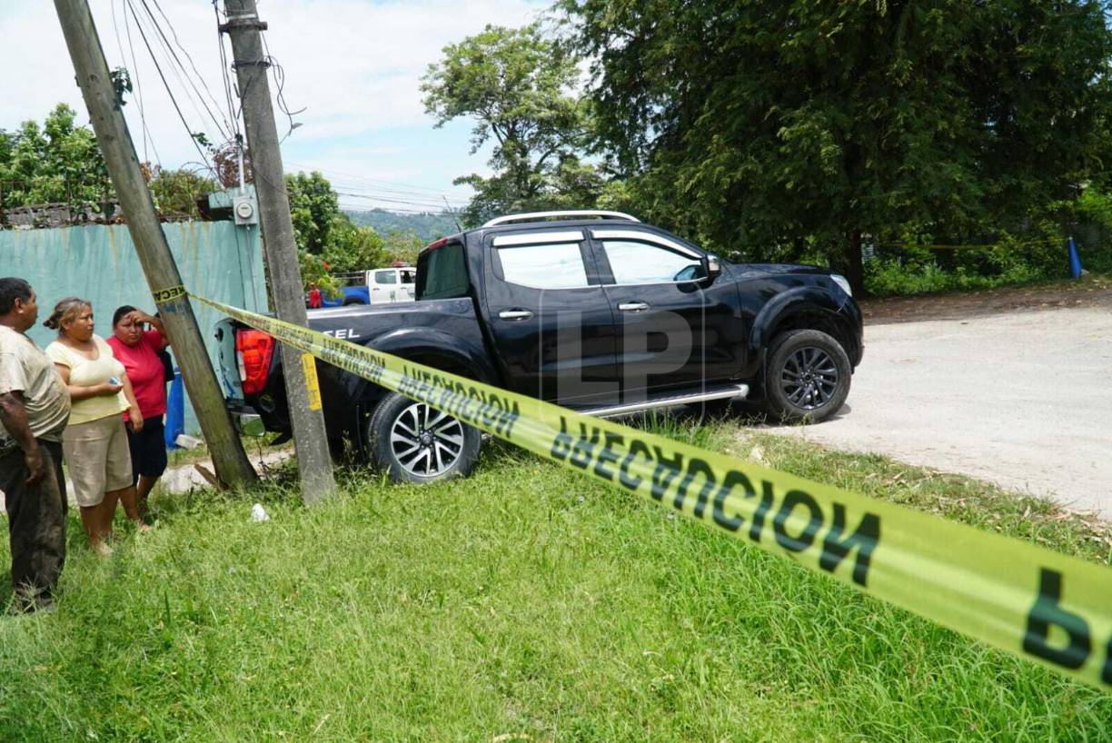 Cuando el carro había avanzado unos 20 metros hacía el oeste fue interceptado por otro automóvil también doble cabina y color negro del cual se bajaron cuatro individuos vistiendo uniformes de la DPI, con chalecos antibalas y portando fusiles.