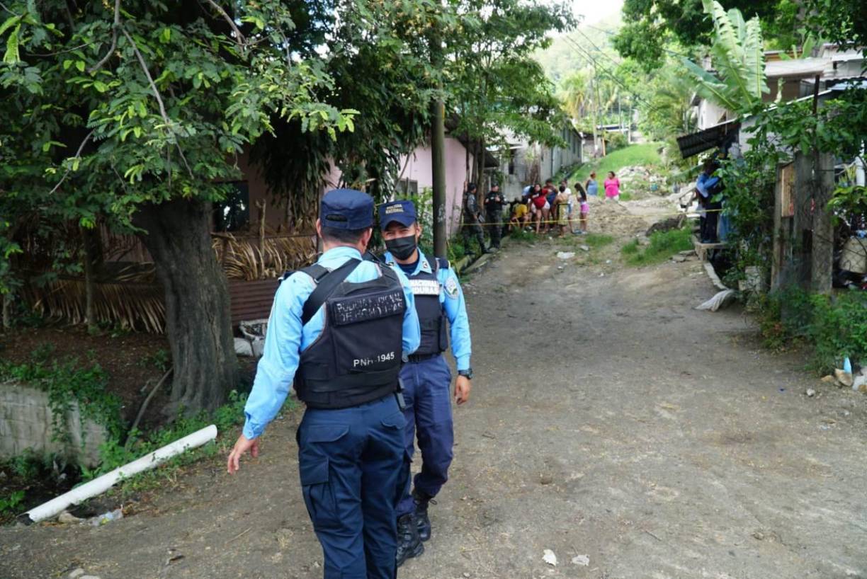 El cuerpo del malogrado joven fue encontrado en una cuneta y con varios impactos de bala. 