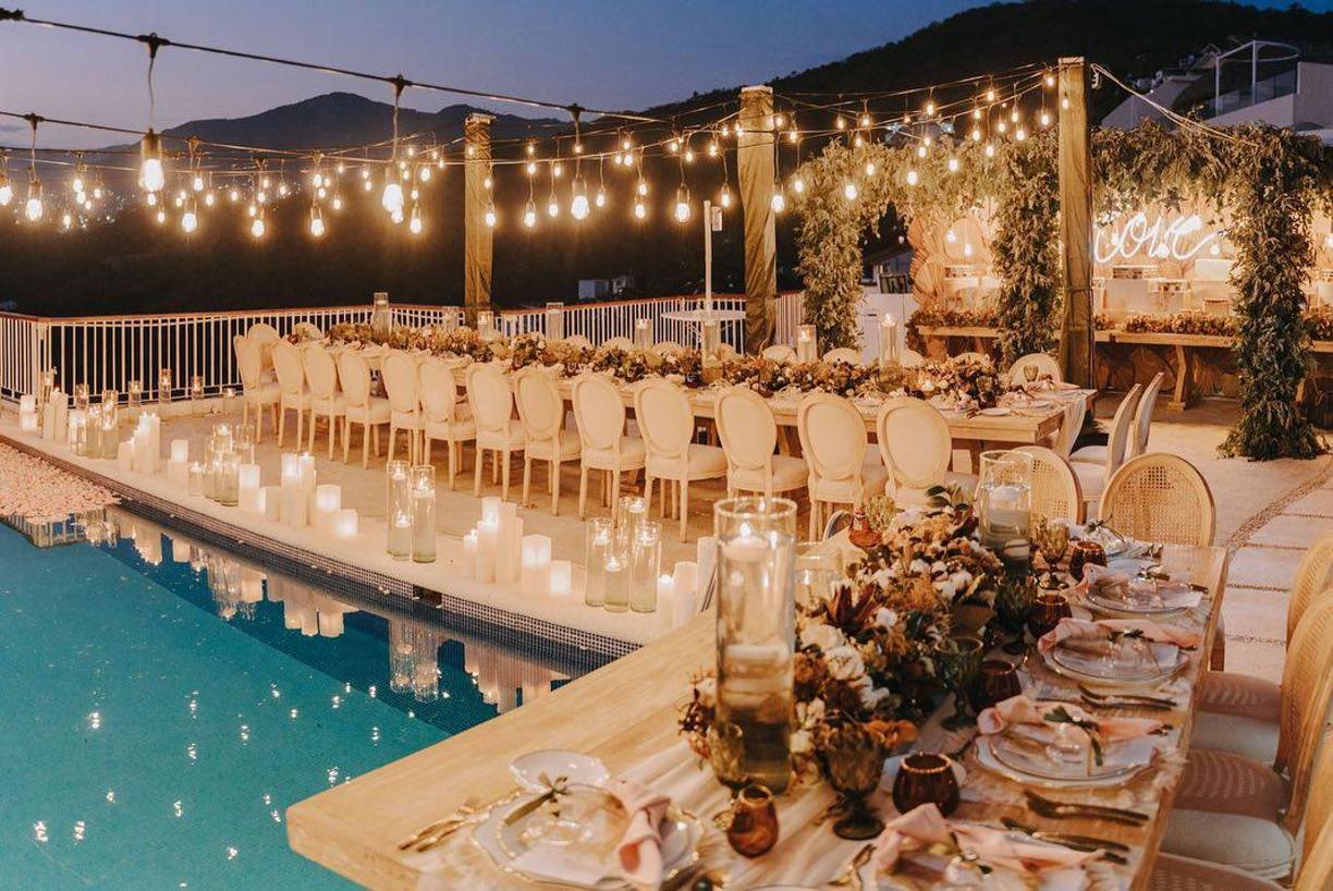 Fue en agosto de 2021 cuando la marca de joyería Ingrata Fortuna, publicó una fotografía de la actriz luciendo una argolla de compromiso. La pieza apareció en primer plano, mientras que la cara de sorpresa de la mexicana quedó capturada en el fondo al cubrirse la boca con su otra mano. Desde entonces las especulaciones sobre la boda no pararon.