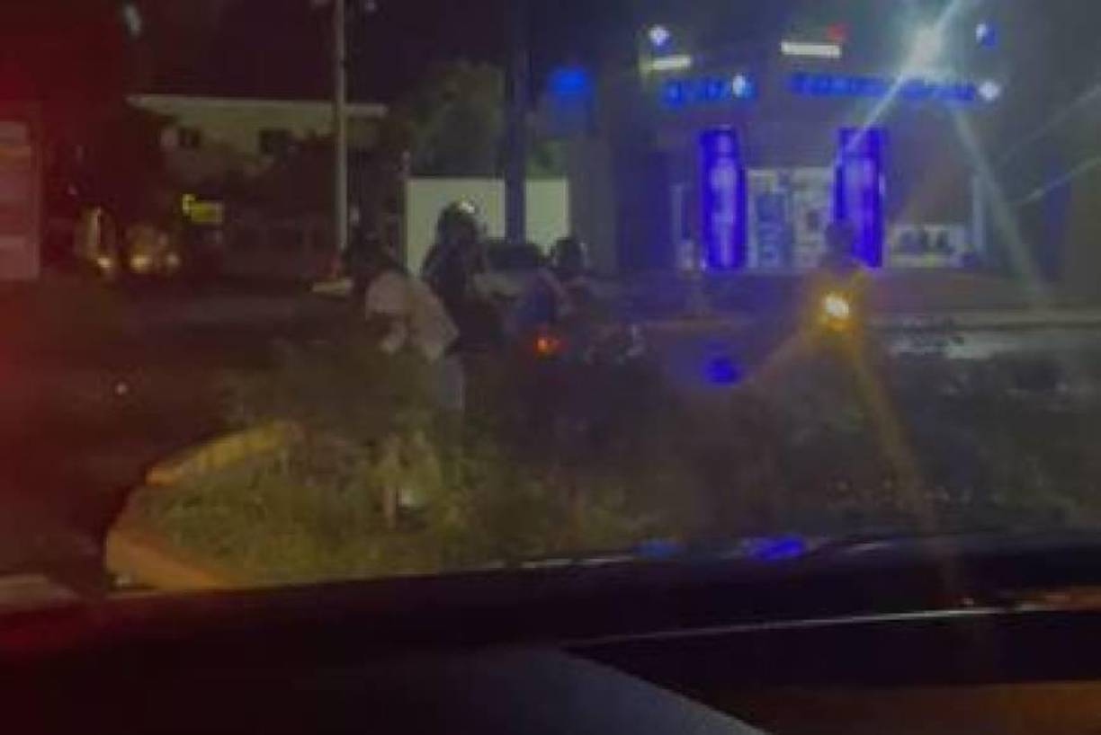 Esos mismo sujetos fueron captados asaltando a unas mujeres en La Ceiba.