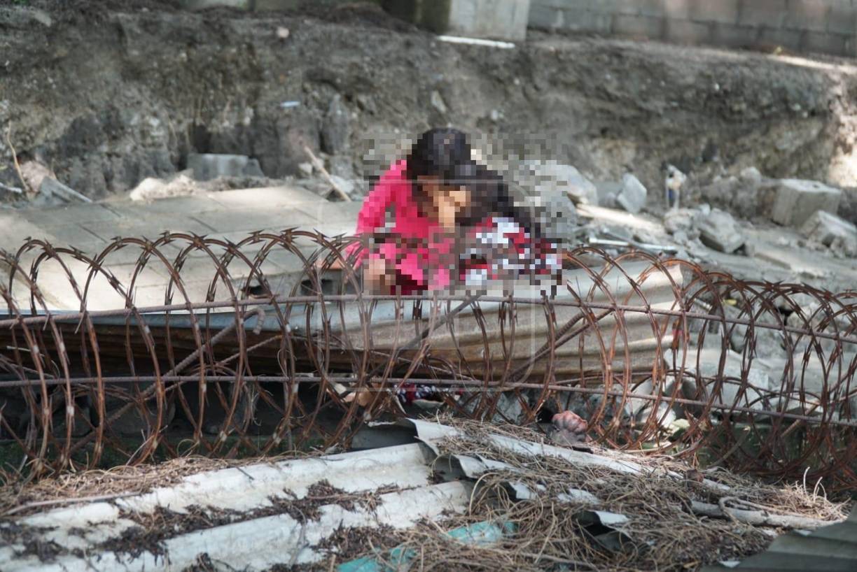 Varias colonias de las zonas bajas reportaron filtraciones de aguas lluvias a las viviendas y varias calles entre la 27 y la 33 calle permanecieron intransitables durante varias horas por el caudal de agua lluvia. Fotografía: La Prensa / José Cantarero. 