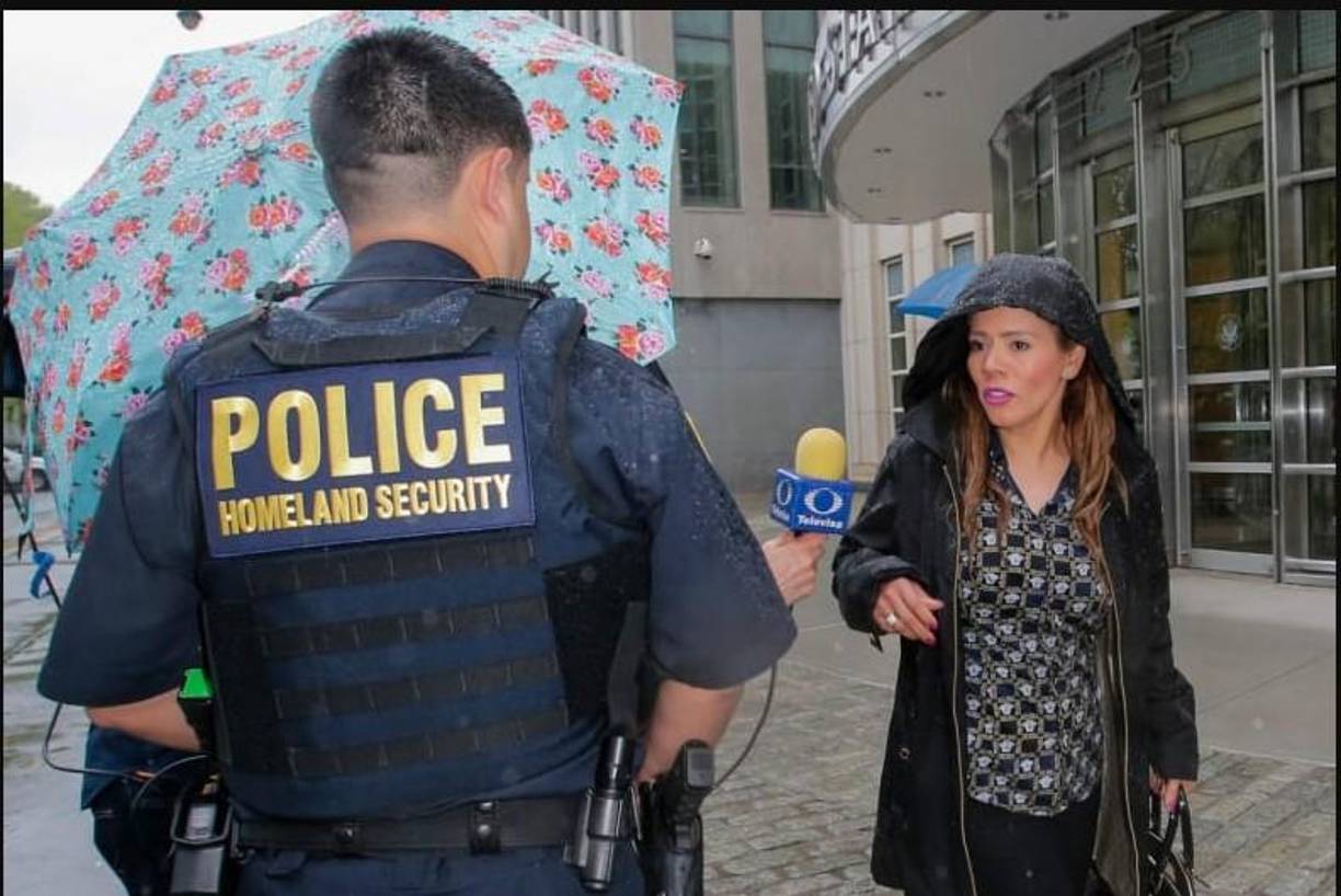 Rosa Isela Guzmán Ortiz habría nacido en Jalisco, México. Sin embargo, es ciudadana estadounidense. En su presunta acta de nacimiento presentada por <i>Univision</i> se lee que su madre es María Luisa Ortiz Vergara y su padre Archivaldo Guzmán, pero no tiene el segundo apellido, el nombre completo de “El Chapo” es Joaquín Archivaldo Guzmán Loera. Según su versión, las habría abandonado a ella y a su madre cuando tenía cinco años.