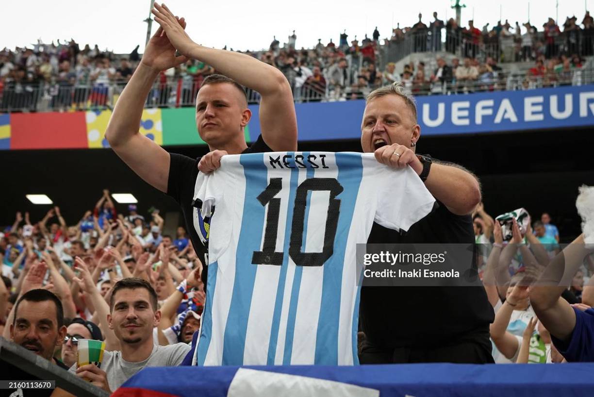 “Los aficionados que vistan camisetas de la selección argentina, del Barça, PSG o del Inter Miami, con el nombre de Messi en la espalda, no podrán acceder al estadio”, ha explicado Fernando Villasboa, gerente de la federación paraguaya de fútbol, en Radio La Red.