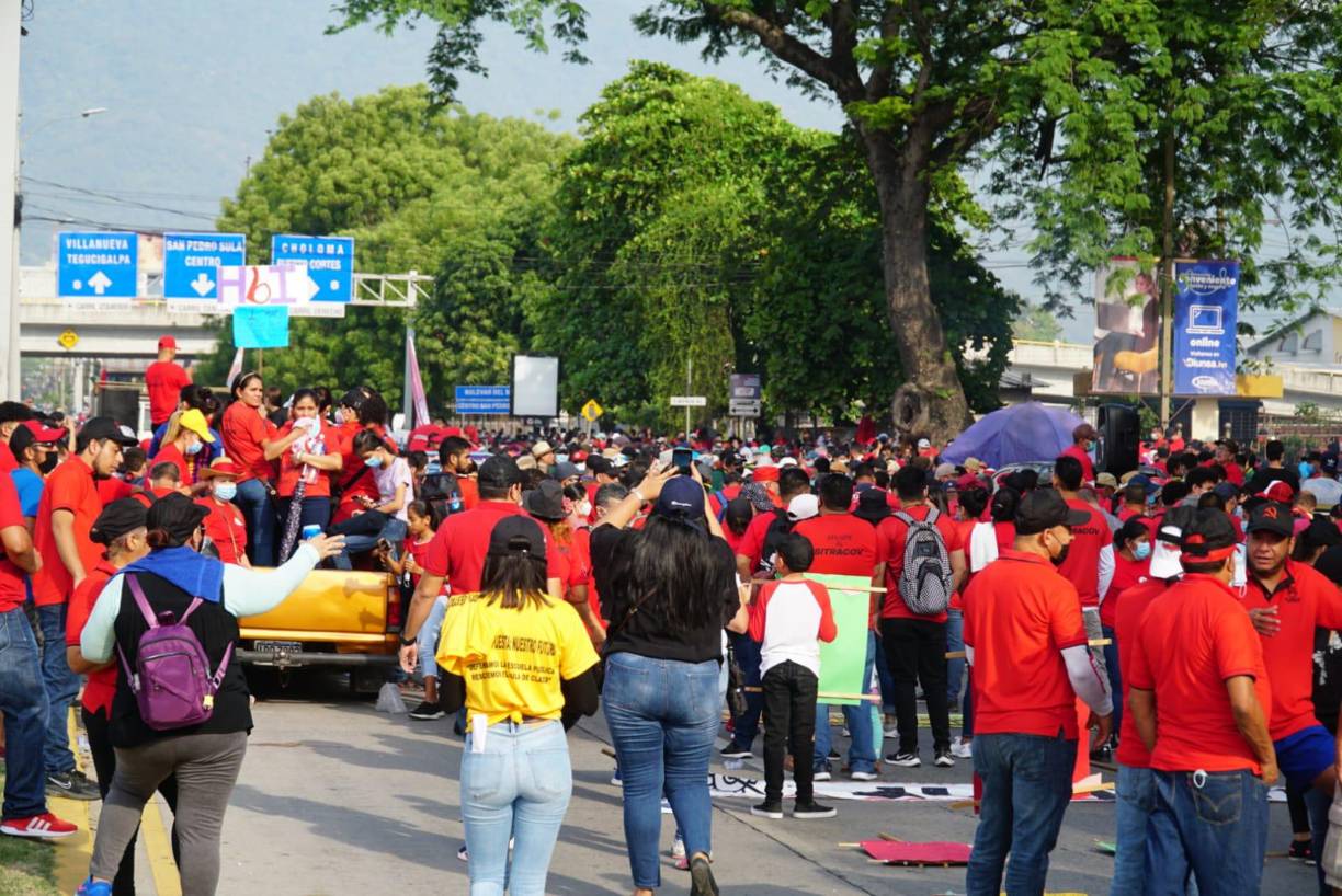 La nutrida marcha es acuerpada por sindicatos de empresas tanto del ámbito privado como público. Fotos: José Cantarero / La Prensa