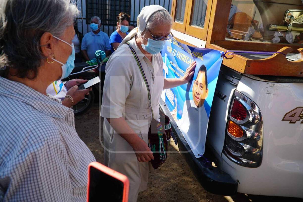 “Muchas gracias padre Quique por tu entrega”, fue el mensaje que los fieles, con rostros desencajados, portaron en un letrero mientras caminaban hacia la iglesia.