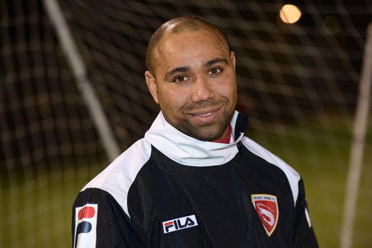 La vida del exfutbolista del Manchester City al parecer dio varios giros inesperados: desde ser vendedor de autos, consejero y hasta entrenador en una secundaria en 2015.