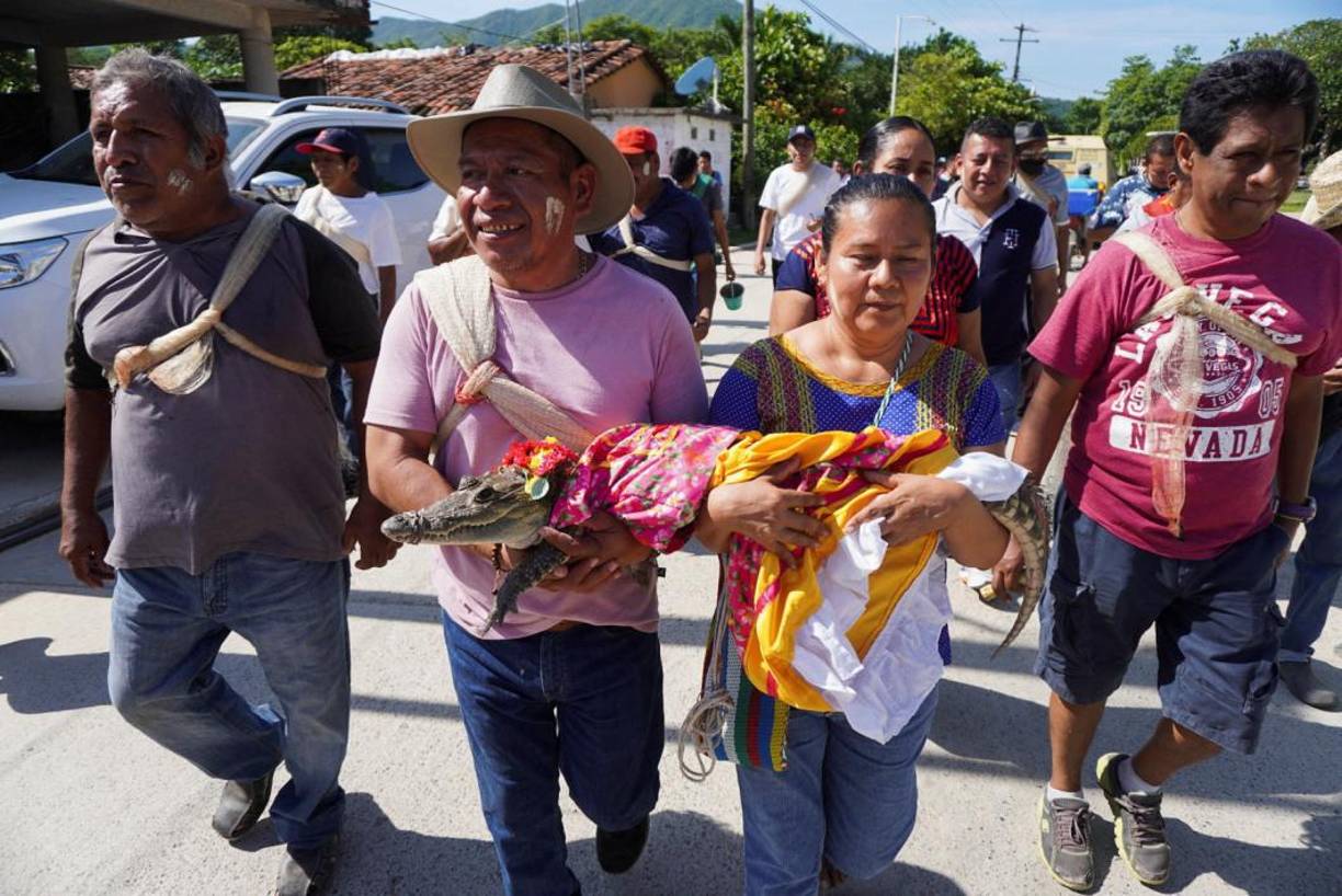 Momentos antes de contraer nupcias,<b> Alicia Adriana recorrió la casa del alcalde mientras los habitantes bailaban</b>, por otro lado ella portaba una falda verde, huipil negro y un tocado de cintas y lentejuelas de colores, además de tener la boca amarrada para evitar accidentes.