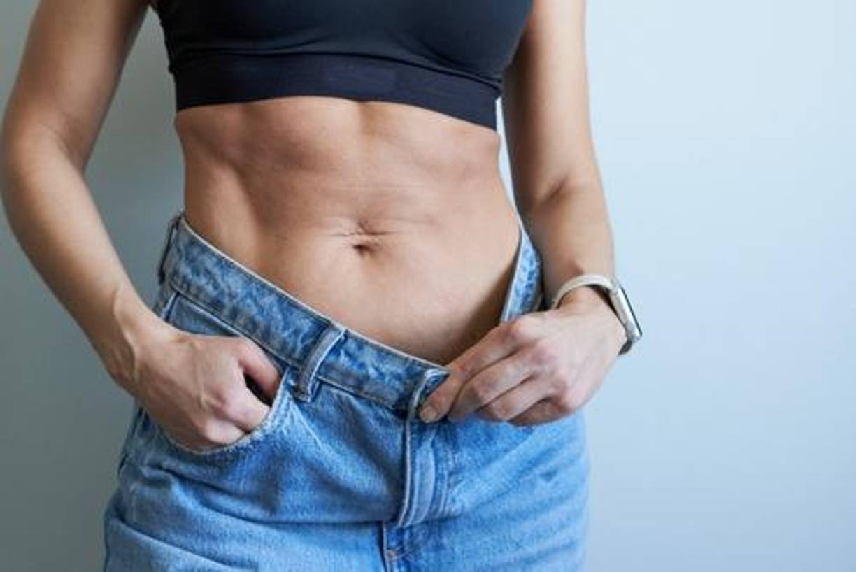 Además, el magnesio ayuda a controlar la insulina, una hormona que influye directamente en el almacenamiento de grasa. Al mejorar la sensibilidad a la insulina, el magnesio puede ayudar a reducir la acumulación de grasa, especialmente en el área abdominal. Según un estudio de la Universidad de Medicina de Kentucky, la suplementación con magnesio puede tener efectos positivos en la reducción de la grasa visceral, esa acumulación de grasa peligrosa que se encuentra alrededor de los órganos internos. La grasa visceral está asociada con un mayor riesgo de enfermedades metabólicas, y el magnesio puede ayudar a disminuirla al regular la función metabólica y mejorar la sensibilidad a la insulina.