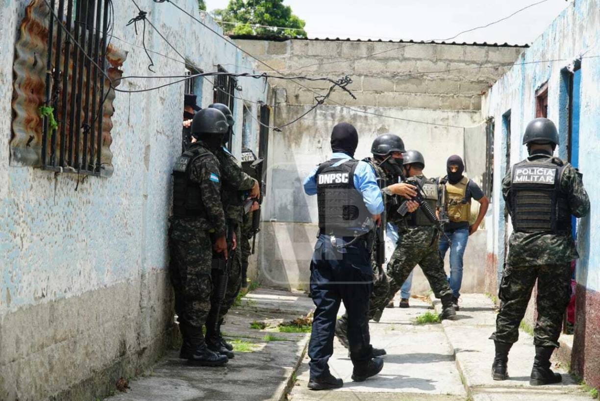 Informes preliminares indican que autoridades realizaban un operativo de saturación en la zona, cuando fueron atacados por presuntos pandilleros. 