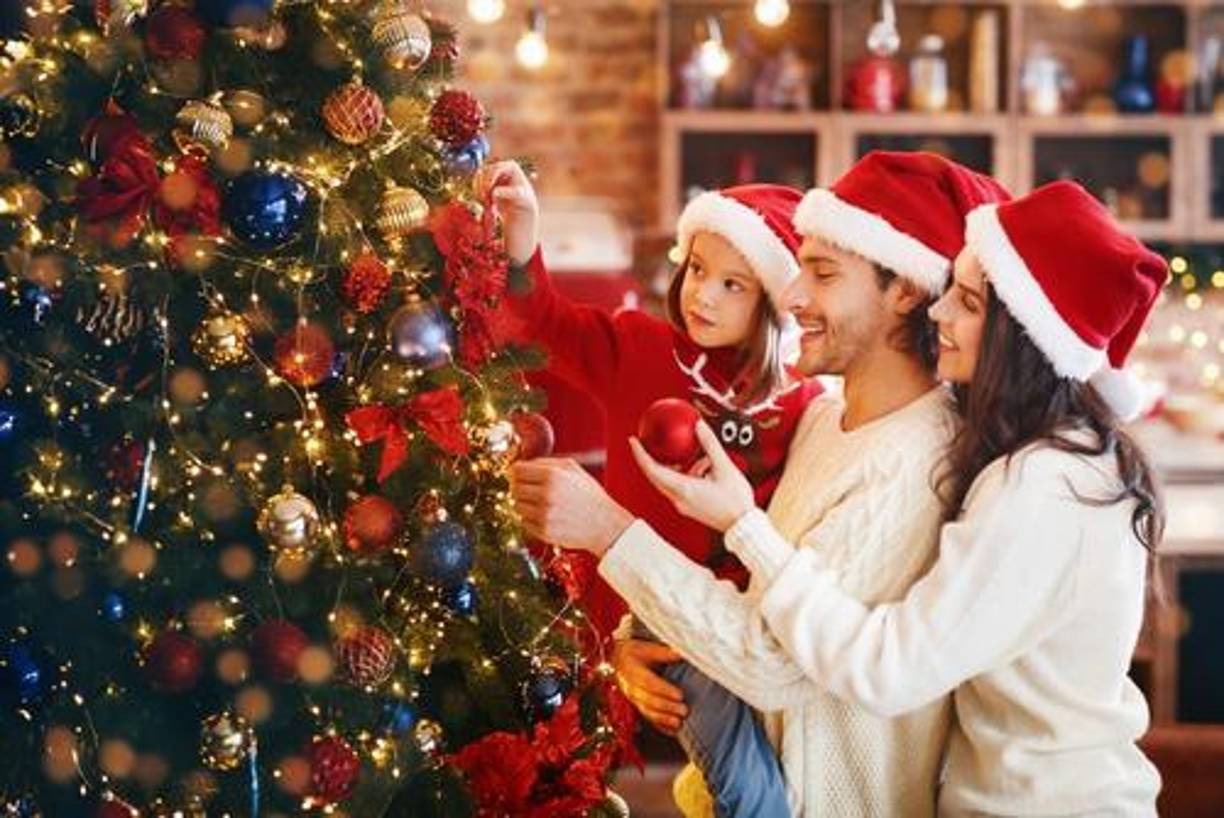 Históricamente, el árbol de Navidad ha sido un símbolo de esperanza, renovación y unidad familiar. Las familias se reúnen para decorarlo con luces y adornos, creando recuerdos que perduran en el tiempo. Sin embargo, los expertos en decoración de interiores aseguran que este año, el árbol navideño será reemplazado por una nueva tendencia.