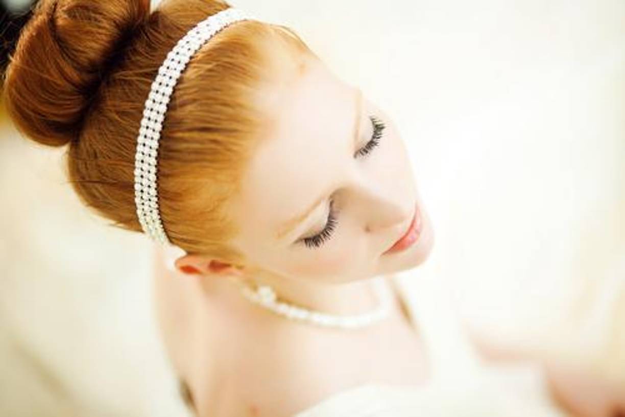 Pronovias presentó moños bajos perfectamente alineados, sin cabellos sueltos, logrando una apariencia limpia y elegante que destaca el cuello y el rostro. En la pasarela de Ralph &amp; Russo, los moños bajos y simétricos complementaban los vestidos detallados, mientras que el peinado servía como un elemento neutral.